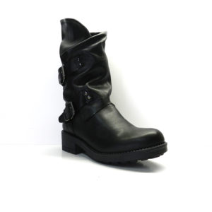 Bota estil "motera" de la marca Musse & Cloud, en color negre i amb decoració de dues sivelles laterals.