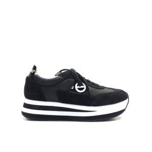 sneakers de color negro con detalles en blanco y suela bicolor,marca No Name