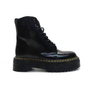 botin en piel negra con cordones estilo militar y plataforma ,marca alpe