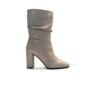 Botin de piel de color nude ,adorno arrugado ,con tacon de 10cm,marca elvio zanon