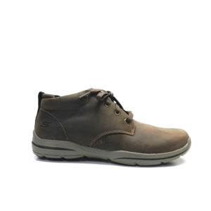 Zapatos abotinados de cordones de color marron ,marca skechers