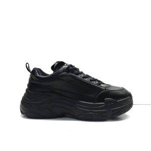 sneakers de color negro con suela gruesa y cordones de la marca cool way.