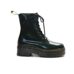 botín escala con cordones tipo militar con suela gruesa de napa en color verde.