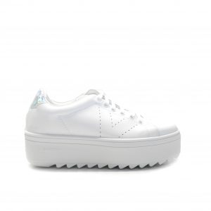sneakers de napa en color blanco con plataforma dentada y cordones de la marca victoria.