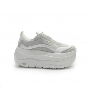 sneakers combinada en ante gris y napa blanca con suela de plataforma y cordones de la marca cool way.