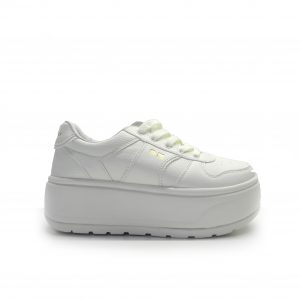 sneakers de color blanco con suela de plataforma plana y cordones de la marca cool way.
