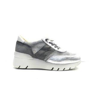 Sneakers en napa color plata con rejilla brillo y cordones elásticos, de la marca Hispanitas.