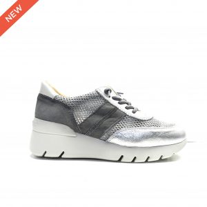 Sneakers en napa color plata con rejilla brillo y cordones elásticos, de la marca Hispanitas.