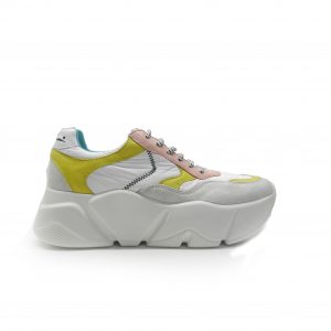 sneakers de cordones en combinado de colores y diferentes texturas, marca Voile Blanche.