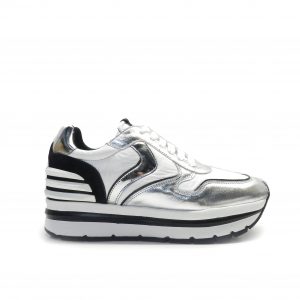 neakers de cordones en napa plata y nylon blanco con suela gruesa y raya negra, marca Voile Blanche.