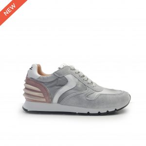 sneakers de cordones combinado en piel de nobuck gris, nylon plateado y el talón en rosa, marca Voile Blanche.