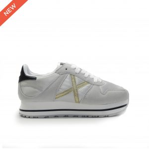sneakers de colorgris, combinado en napa y nylon, piso fino con raya negra ,marca Munich.