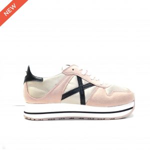 sneakers de color rosa, combinado en napa y nylon, piso fino con raya negra ,marca Munich.