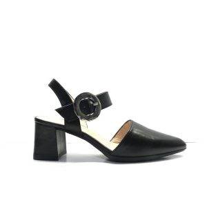 zapatos de vestir en piel negra cerrados de punta y hebilla plata ,marca hispanitas