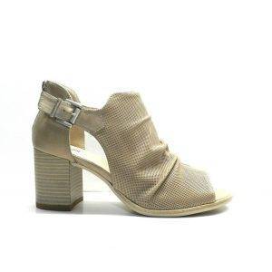 sandalias de tacon abotinadas en piel de color beig abrochadas con hebilla lateral ,marca nero giardini