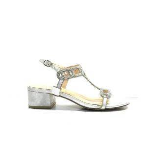 sandalias de piel napa con tiras caladas adornadas con brillantes, de la marca Alma en Pena.