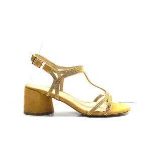 sandalias de ante con tiras finas adornadas con brillantitos de color mostaza, de la marca Alma en Pena.