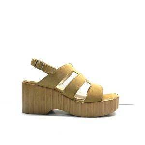 Sandalia ante con tiras y plataforma ondulada imitación madera de la marca wonders.
