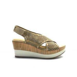 sandalias en piel de ante con tiras cruzadas troqueladas, plataforma combinada en madera y acabado en blanco de la marca alpe.