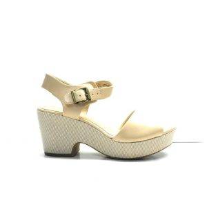sandalias en piel de color beige y cuña rayada ,marca clarks