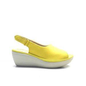 sandalias de cuña en nobuk de color amarillo ,marca clarks