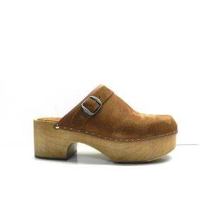 zuecos con tacon de madera en color camel con adorno hebilla,marca musse and cloud