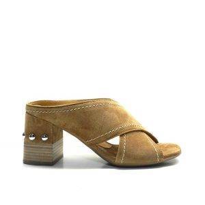 sandalias cruzada en ante con el tacón combinado y tachuelas de la marca alpe.