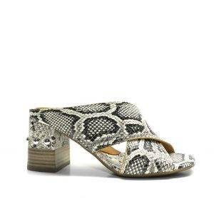 sandalias cruzadas en piel con estampado pitón y tacón combinado con tachuelas de la marca alpe.