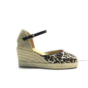 sandalias cerradas de punta y atadas al tobillo en animal print co cuña de yute,marca unisa