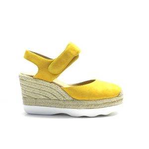 sandalias atadas al tobillo cerradas de punta en ante mostaza con cuña de yute,marca unisa