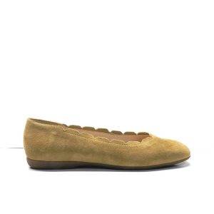 zapatos manoletina plana de ante con ondas en el escote de la marca wonders.