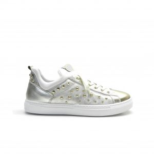 sneakers de piel en color platino con motivos dorados de la marca nero giardini.