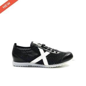 sneakers de rejilla de color negro y blanco ,marca munich
