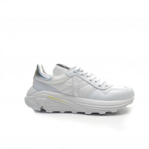 sneakers de piel en color blanco y suela gruesa, de la marca Munich.