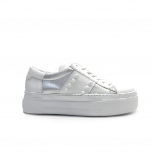 sneakers de piel en color blanco y plata con tachuelas y doble plataforma, marca alpe.