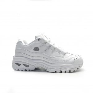 sneakers de piel en color blanco y suela gruesa, de la marca skechers.