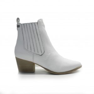 botin campero en piel de color blanco ,marca musse and cloud