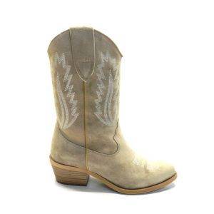 bota campera de piel de serrage de la marca Alpe en color arena.