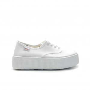 sneakers basica de lona en color blanco con plataforma de la marca victoria.