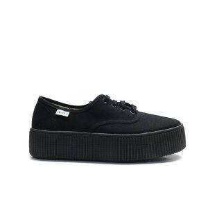 sneakers básica de lona en color negro con plataforma de la marca victoria.