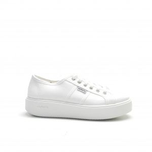 sneakers básica de lona en color blanco con suela gruesa de la marca victoria.