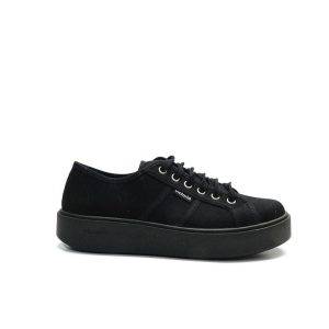 sneakers básica de lona en color negro con suela gruesa de la marca victoria.