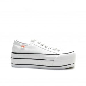 sneakers de color blanco con plataforma y cordones de la marca cool way.