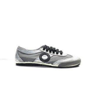 sneakers de cordones en ante y con rejilla de color plateado con adornos en blanco, marca aro.