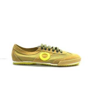 sneakers de cordones en ante y con rejilla de color amarillo de la marca aro.
