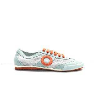 sneakers de cordones en ante y con rejilla de color turquesa con adornos en naranja, marca aro.