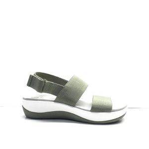 sandalias de dos tiras elasticas en color kaki, marca clarks