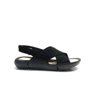 sandalias cruzadas de color negro planas, marca clarks