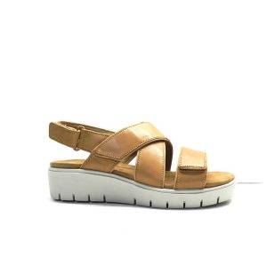 sandalias en piel de color camel con velcros y suela de goma, marca clarks