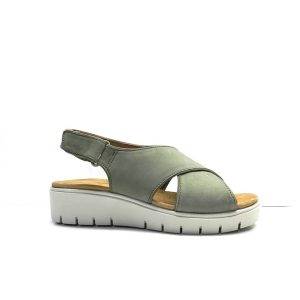 sandalias cruzadas en nobuk kaki con suela de goma, marca clarks